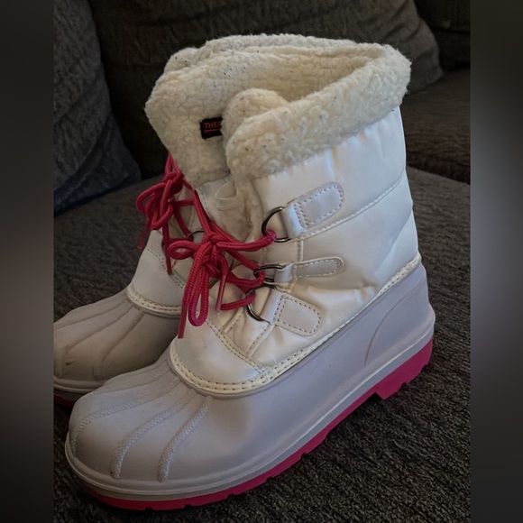 Cat & Jack Snowboots - Picture 1 of 3